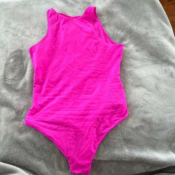 SKIMS Tops - Skims fits everybody High neck bodysuit